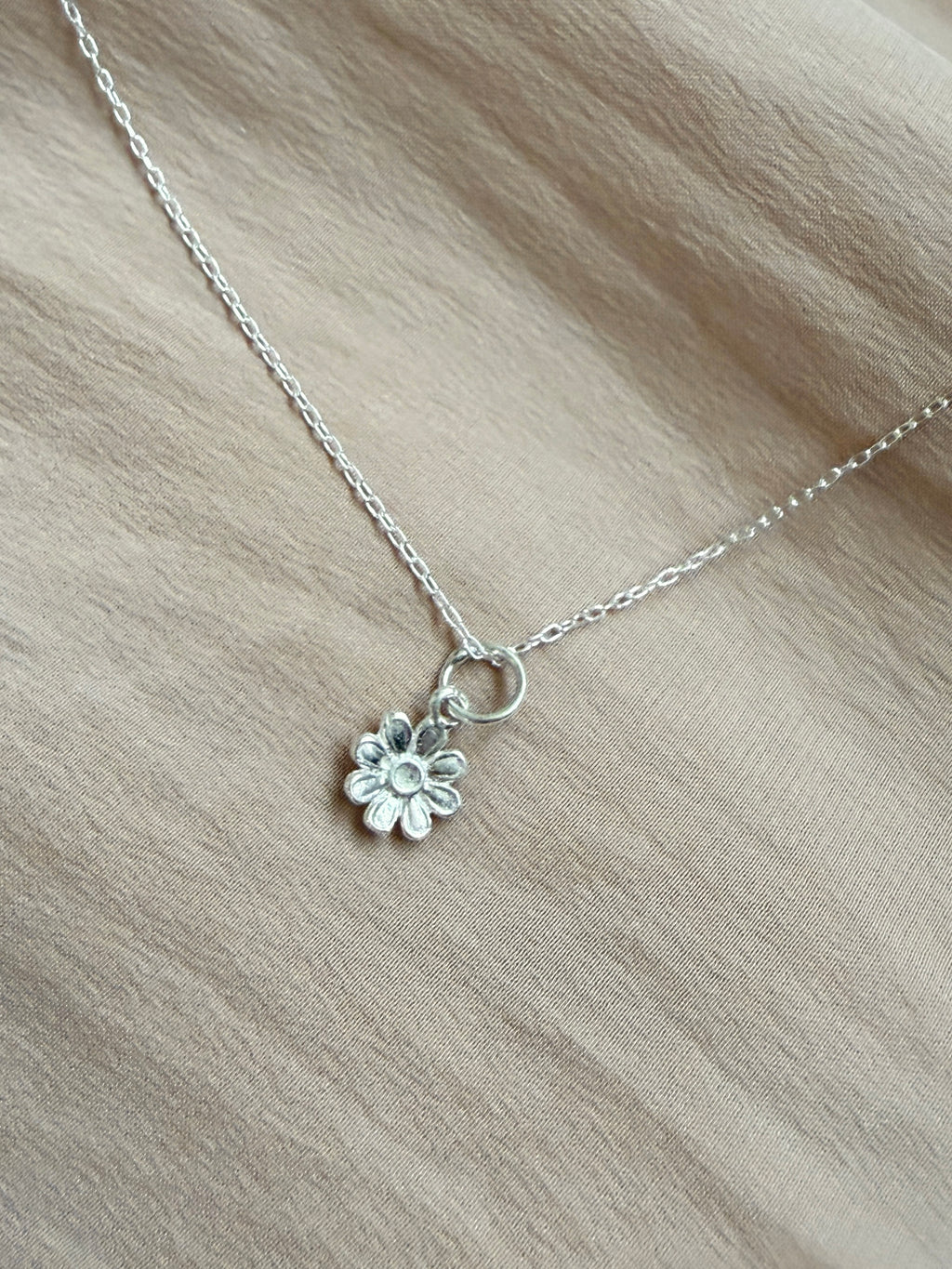 Daisy Flower Pendant Necklace