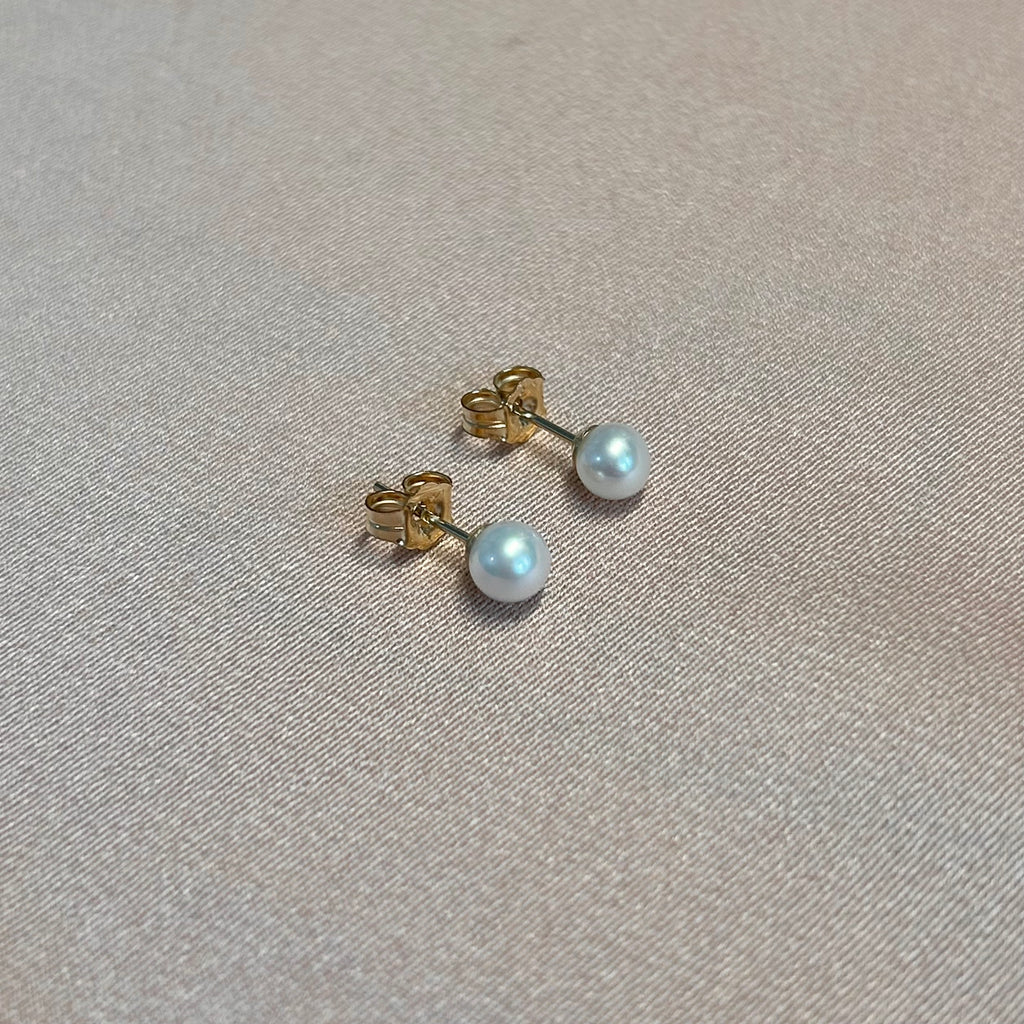 Natural Pearl 4mm Stud