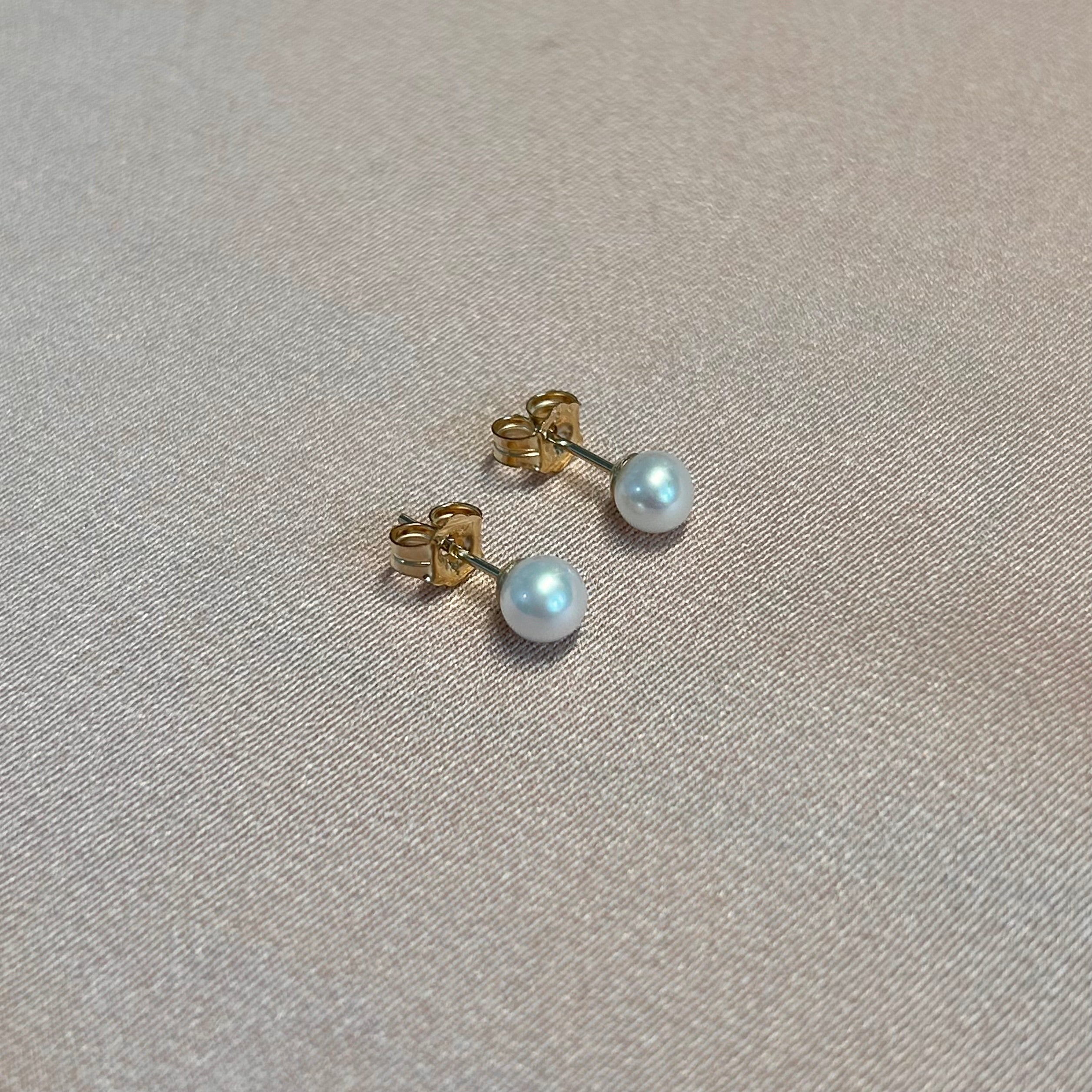 Natural Pearl 4mm Stud